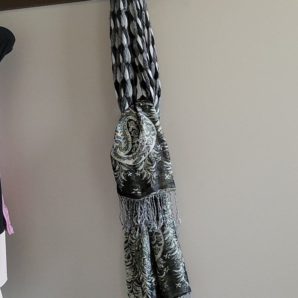 Scarf-long layering with mettalic threads